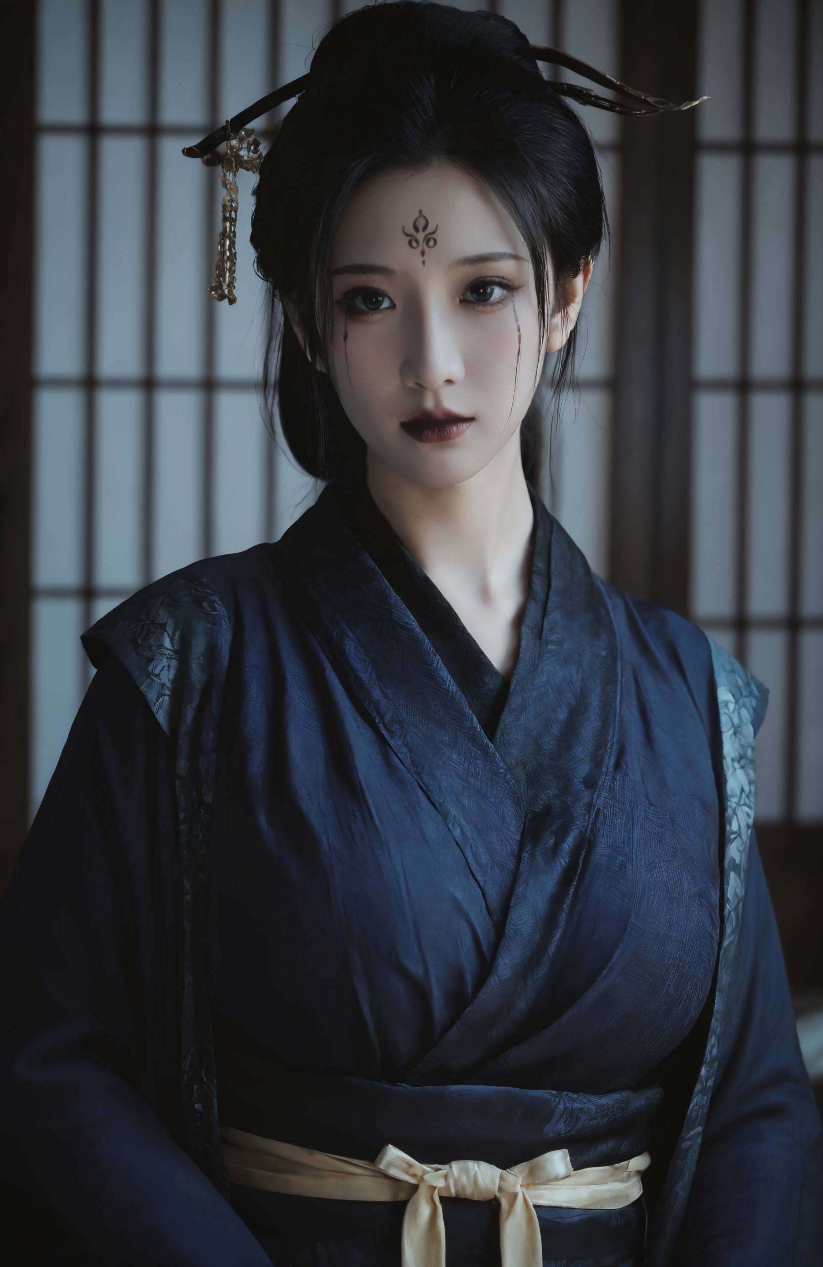 她的眼神中透露出对冒险的渴望嘿嘿